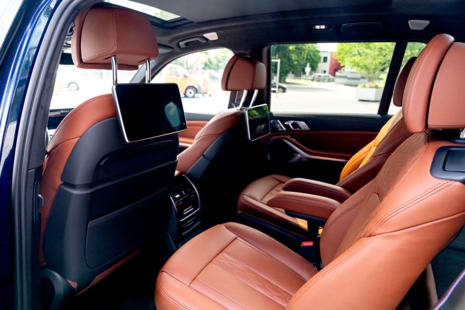 Innenraum hinten SUV BMW X7 M60i xDrive.